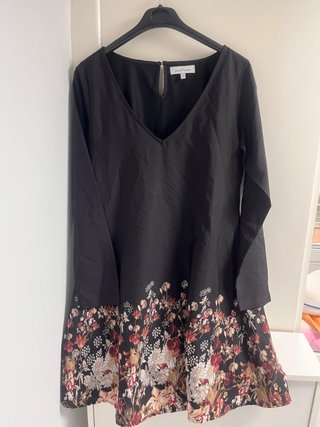 Vestido Amichi negro con falda floral y escote