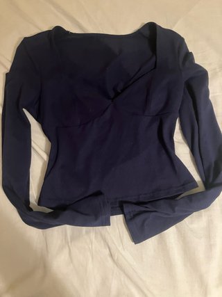 Top azul con escote