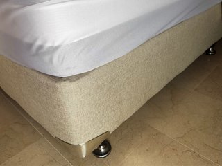 Base cama de 150x190 tapizada en color beige