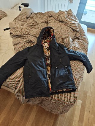 Abrigo azul con forro estampado