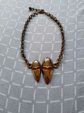 Collar con colgantes de máscaras
