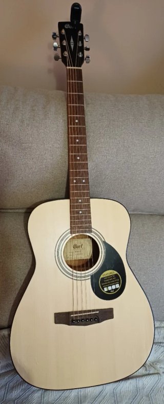 Chitarra acustica Cort AF510 OP con finitura naturale e design classico