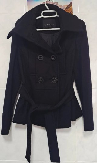 Abrigo Negro Zara con Cinturón