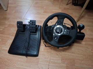 Volante Logitech con Pedales y Palanca