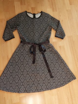Vestido corto estampado geométrico . Regalo lazo