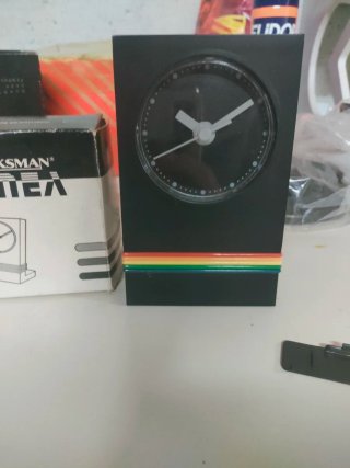 Orologio da tavolo nero con dettagli colorati