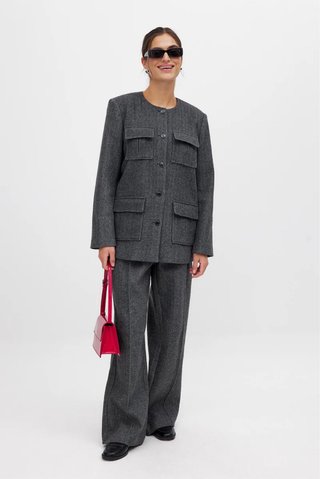 Conjunto de chaqueta y pantalón gris