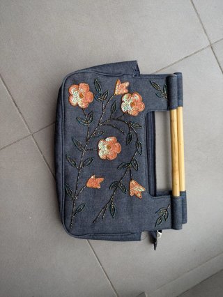 Bolso de mano denim con bordado floral