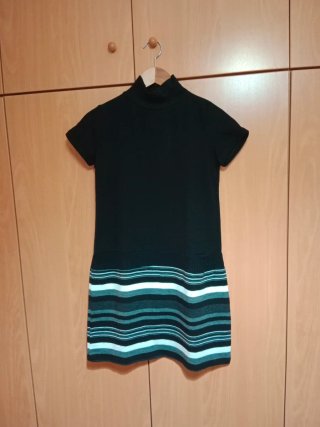 Vestido de punto negro, blanco y gris.