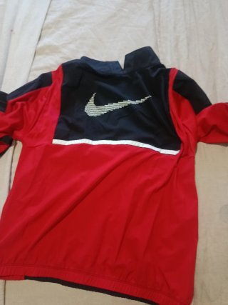 Chaqueta Deportiva Nike Roja y Negra Talla XL niño