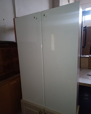 Armario de baño blanco y madera