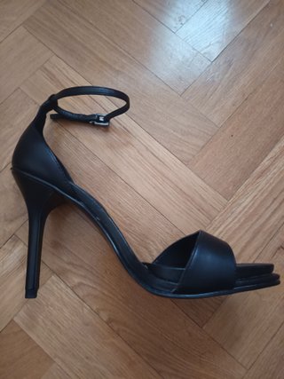 Sandalias de tacón Zara de cuero negro Talla 40
