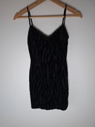 Vestido corto de terciopelo negro