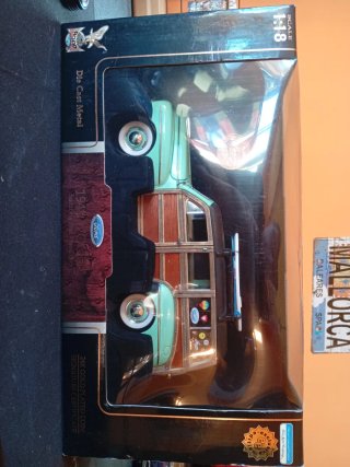 Ford Woody 1948 Road Signature 1/18