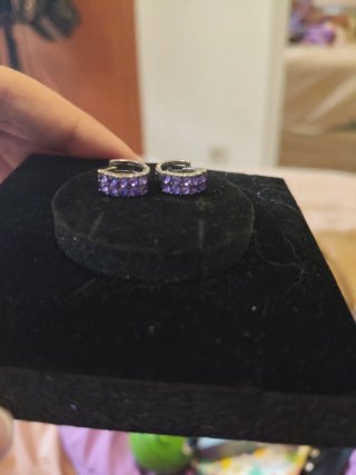 Pendientes de aro con piedras moradas