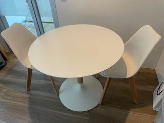 Mesa de cocina redonda con dos sillas
