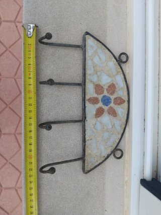 Perchero de Metal con Decoración de Mosaico