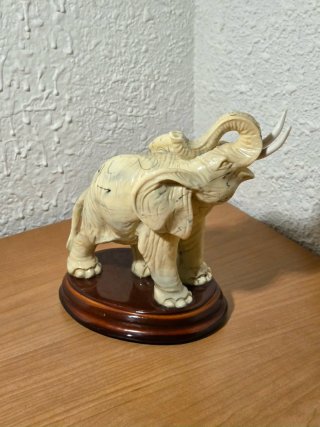 Elefante decorativo con peana de madera