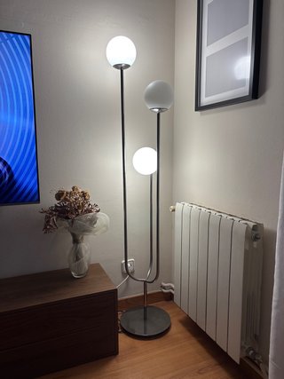 Lámpara de pie con tres luces esféricas