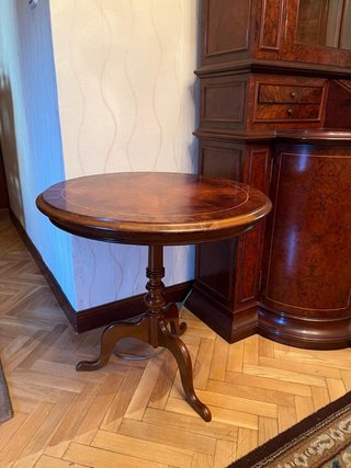 Mesa Auxiliar Clásica de Madera