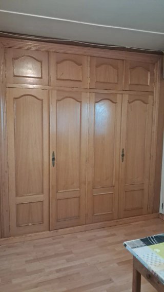 Frente de armario de madera con altillo