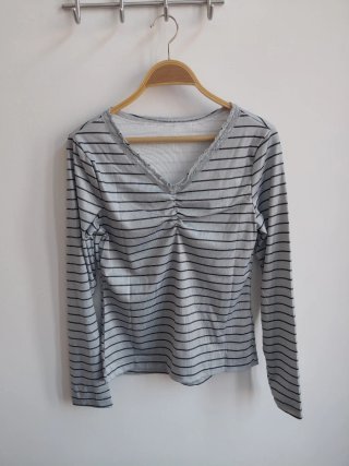 Camiseta de rayas gris