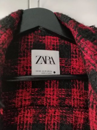 Chaqueta Zara cuadros rojo y negro