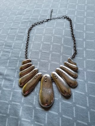 Collar con piezas plateadas