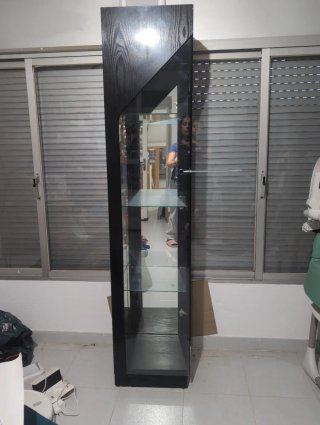 Vitrina Alta de Madera Negra y Cristal