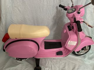 Moto Vespa de juguete para niña