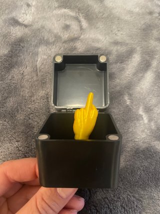 Caja de broma con dedo corazón