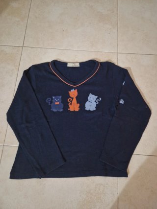 Camiseta azul con estampado de gatos