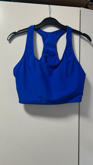 Parte superior de bikini azul y negra