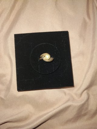 Anillo Dorado con Perla