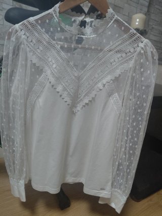 Jersey Blanco con Detalles de Encaje