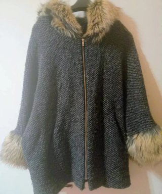 Abrigo con capucha y detalles de pelo
