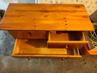 Cómoda de madera estilo rústico/provenzal.