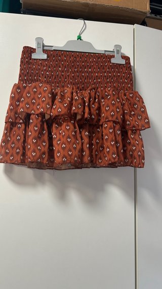 Falda corta con volantes