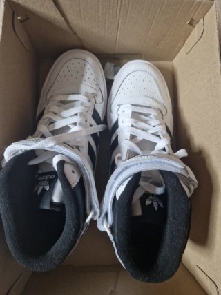 Zapatillas Adidas Blancas y Negras