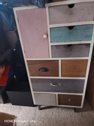 Cómoda de madera con cajones multicolor