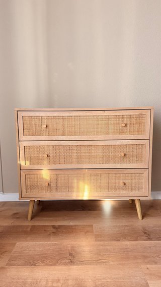 Cómoda de madera y ratán