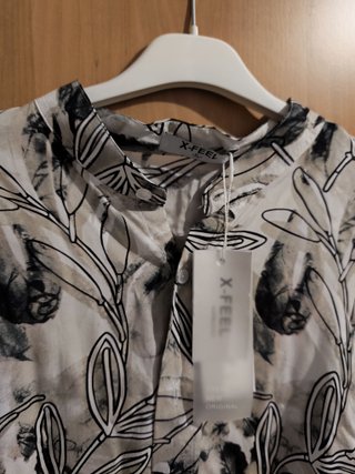 Camisa floral beige, gris y blanca XL