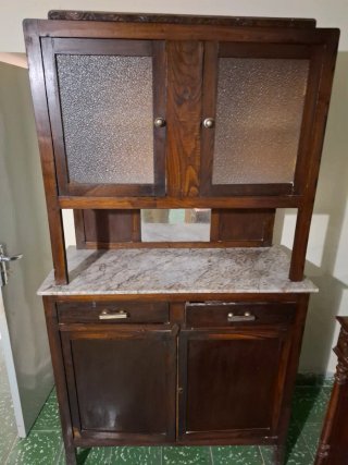 Aparador de madera con encimera de mármol