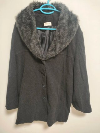 Abrigo Largo gris oscuro con Cuello de Pelo Pelia