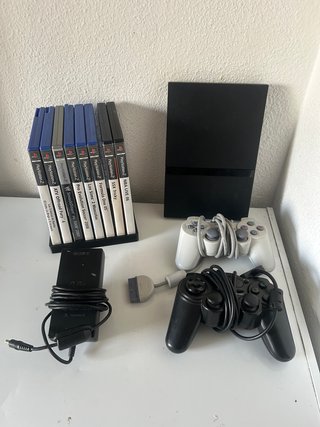 Consola PlayStation 2 (PS2) con mandos y juegos