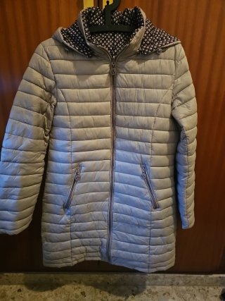 Plumífero Beige con Capucha ligero pero abrigado.