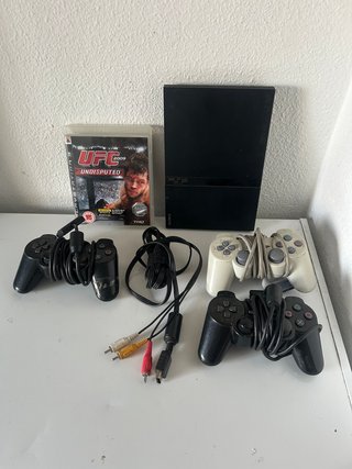 Consola PlayStation 2 (PS2) con mandos y juego