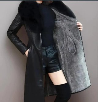 Chaqueta larga de cuero negra
