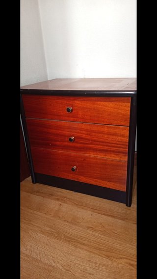 Cómoda pequeña de madera