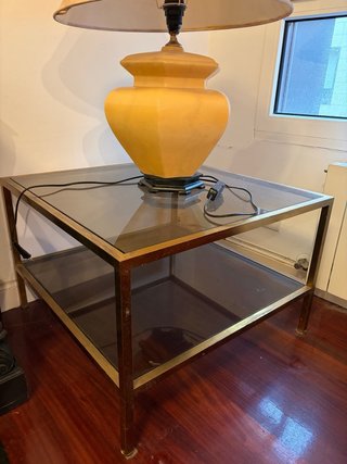 Mesa auxiliar de salón con estructura metálica